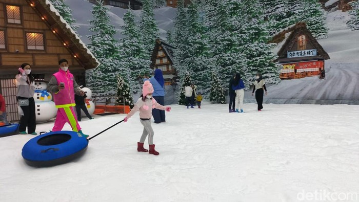 Trans Snow World Surabaya Trans Snow World Surabaya dibuka mulai hari ini, Jumat (5/8/2022). Banyak pengunjung yang langsung menikmati serunya wahana ini.