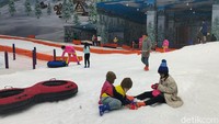 Pengunjung anak-anak di Trans Snow World Surabaya/Foto: Deny Prastyo Utomo/detikJatim