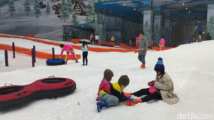 Trans Snow World Surabaya Trans Snow World Surabaya dibuka mulai hari ini, Jumat (5/8/2022). Banyak pengunjung yang langsung menikmati serunya wahana ini.