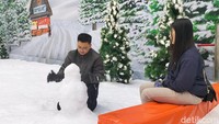 Pengunjung Trans Snow World Surabaya membuat boneka salju/Foto: Deny Prastyo Utomo/detikJatim