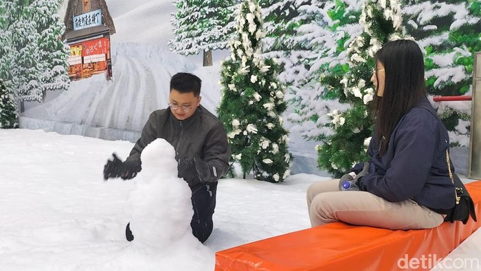 Trans Snow World Surabaya dibuka mulai hari ini, Jumat (5/8/2022). Banyak pengunjung yang langsung menikmati serunya wahana ini.