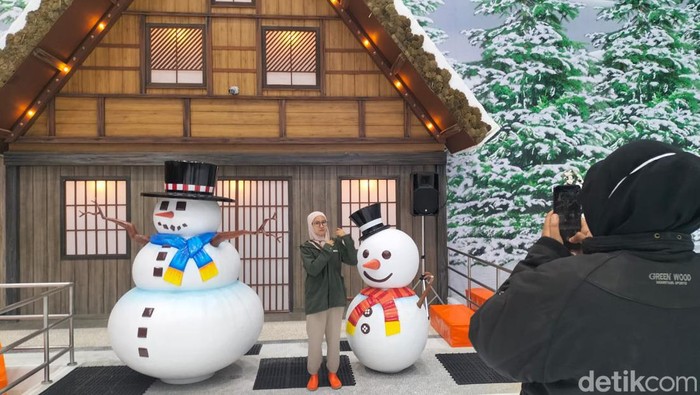 Trans Snow World Surabaya dibuka mulai hari ini, Jumat (5/8/2022). Banyak pengunjung yang langsung menikmati serunya wahana ini.