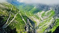 Trollstigen atau biasa disebut Troll Road berada di daerah Rauma di Romsdal. Jalan yang berada di area gunung ini memiliki 11 tikungan tajam yang mematikan. Masing-masing kelokan memiliki nama dan keunikan masing-masing. (Getty Images/iStockphoto/Jan Zabrodsky)