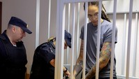 Polisi menghampiri Brittney Griner dan memborgol tangannya. Setelah itu, ia dibawa ke ruang sidang pengadilan.