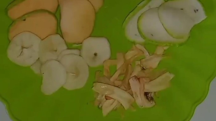 Video unggahan TikTok tentang kekecewaan wisatawan Kota Batu yang membeli oleh-oleh tapi isinya sedikit dan merasa tertipu.