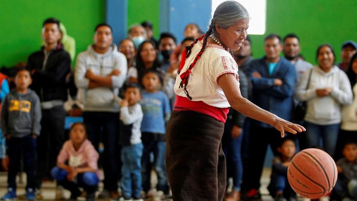 Viral Aksi Lansia 71 Tahun Bermain Basket Dijuluki 'Nenek Jordan' Andrea Garcia Lopez, 71, nicknamed
