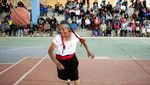Viral Aksi Lansia 71 Tahun Bermain Basket Dijuluki Nenek Jordan