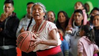 Nenek lansia berusia 71 tahun itu mampu memainkan bola basket sambil menghadapi beberapa orang lainnya yang ikut bermain basket dengannya.
