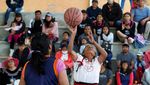 Viral Aksi Lansia 71 Tahun Bermain Basket Dijuluki Nenek Jordan