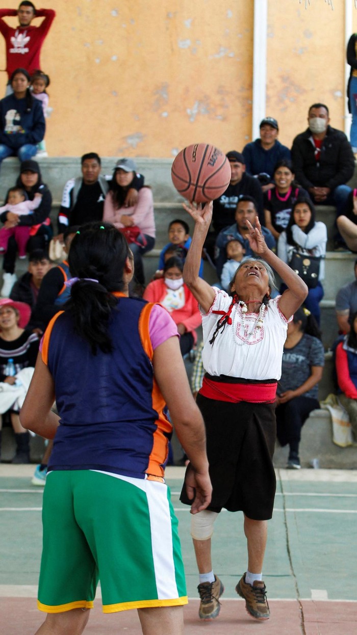 Viral Aksi Lansia 71 Tahun Bermain Basket Dijuluki 'Nenek Jordan' Andrea Garcia Lopez, 71, nicknamed