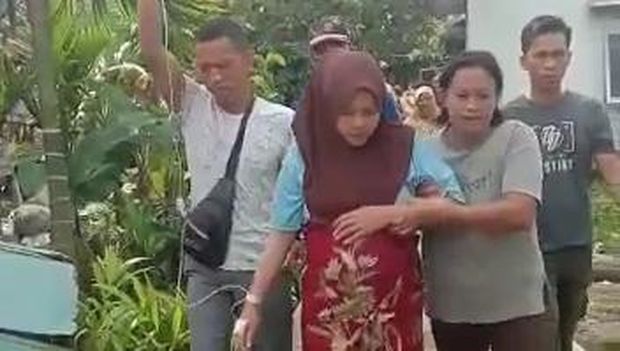 Wanita di Banyuasin, Armalia (25) saat akan dibawa ke rumah sakit.
