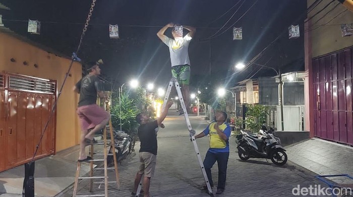 Warga Gresik melakukan pemasangan Damar Kurung untuk menyambut HUT ke-77 RI