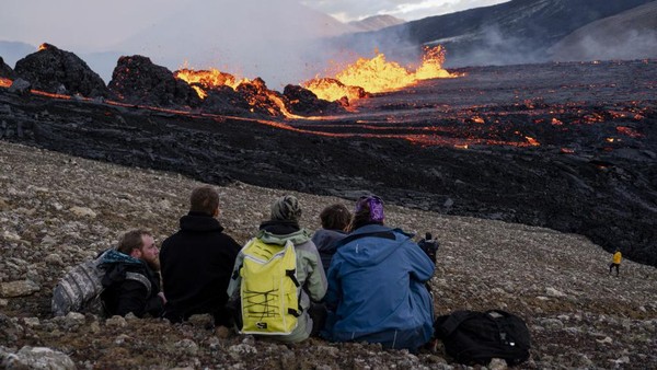 Letusan itu sekitar 40 kilometer dari Reykjavik, dekat lokasi gunung berapi Fagradalsfjall yang sebelumnya meletus selama enam bulan pada Maret-September 2021. (Ernir Eyjolfsson/Anadolu Agency/Getty Images)