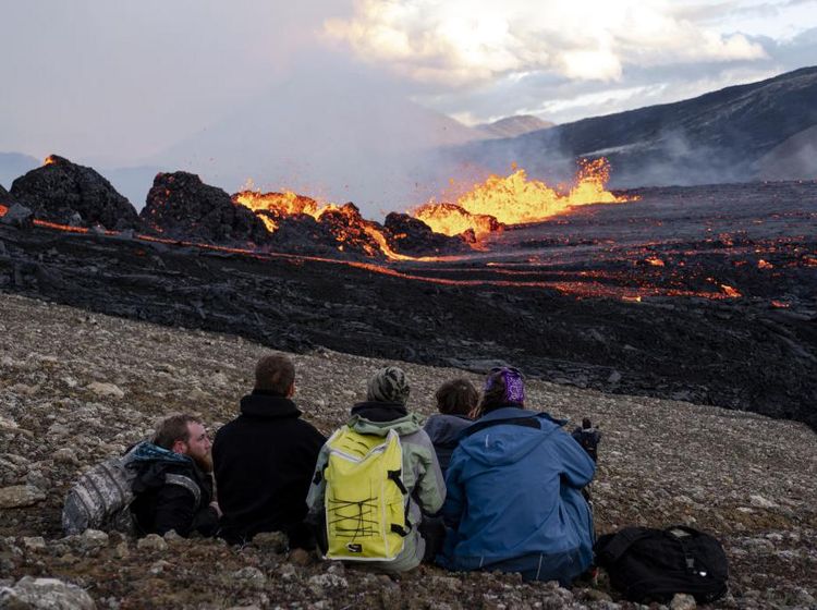 Sensasi Nonton Erupsi Gunung dari Dekat ala Wisatawan Islandia