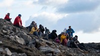 Lahar tersebut memukau wisatawan dan penonton yang memadati lokasi. (Haraldur Gudjonsson/AFP/Getty Images)