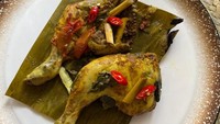Bosan ayam goreng atau opor ayam? Coba bikin pepes ayam yang tak kalah enak. Rasanya gurih sedikit pedas dengan aroma harum khas balutan daun pisang. Begini cara bikin pepes ayam bumbu rempah. Foto: detikfood