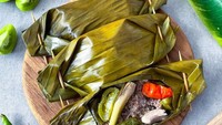 Siapa bilang daging sapi tak bisa diolah jadi pepes? Kamu bisa membuatnya dari daging sapi cincang. Bumbu halusnya ada bawang, cabe, daun jeruk, serai, hingga lengkuas. Cara membuatnya ada di resep ini. Foto: Jenpon Nde