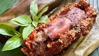 Punya stok cumi segar di rumah? Kalau mau olahan sehat, bikin saja pepes cumi ini. Bumbu rempahnya lengkap, termasuk tambahan terasi, jahe, dan asam Jawa. Ini resepnya. Foto: detikfood