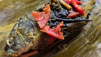 Ikan mas jadi olahan pepes favorit. Kamu bisa bikin sendiri dengan menambahkan bumbu halus yang lengkap. Tambahkan juga daun kemangi, daun salam, hingga daun jeruk agar aromanya sedap. Intip resepnya di sini. Foto: detikfood
