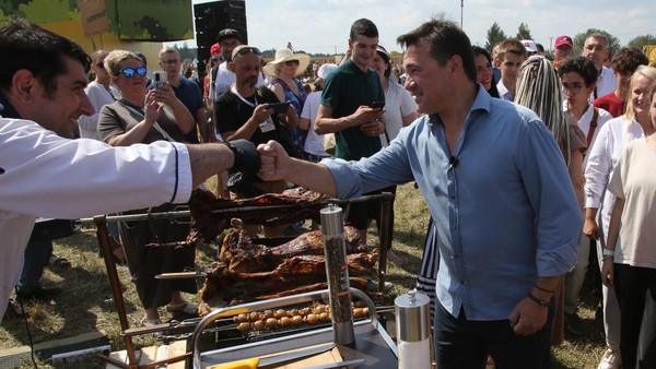 Gubernur Oblast Moskow Andrei Vorobyov menyapa salah satu chef yang ada di Festival Gastronomi.