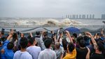 Hobi Warga China Berburu Gelombang Pasang di Sungai Qiantang