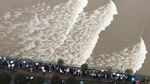 Hobi Warga China Berburu Gelombang Pasang di Sungai Qiantang