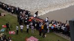 Hobi Warga China Berburu Gelombang Pasang di Sungai Qiantang