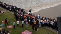 Ini momen saat para warga China menyemut di tepi sungai Qiantang untuk menyaksikan deru ombas gelombang pasang, Kamis (4/8/2022).