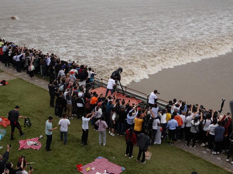 Hobi Warga China Berburu Gelombang Pasang di Sungai Qiantang