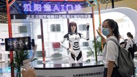Salah satu pengunjung wanita membuat vlog selama berkunjung ke Pameran Kesehatan Dunia 2022 di Pusat Expo Internasional Wuhan. Terlihat robot wanita yang di depan pengunjung tersebut ikut melambaikan tangan.