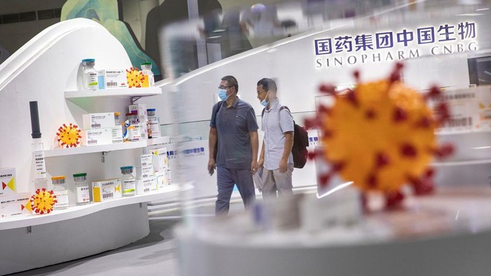 WUHAN,CHINA - AUGUST 5: (CHINA OUT) Visitors look at a Tesla model during the 5th China International Industrial Design Expo in Wuhan International Expo Center on August 5,2022 in Wuhan, Hubei Province, China. The Expo held covers an area of 30000 square meters and 331 exhibitors. (Photo by Getty Images)