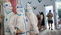 Patung manekin mengenakan hazmat serta lengkap dengan alat perlindungan lainnya seperti masker dan face shield selama Pameran Kesehatan Dunia 2022 yang diadakan di Pusat Expo Internasional Wuhan pada Jumat (5/8/2022) di Wuhan, Provinsi Hubei, Tiongkok.