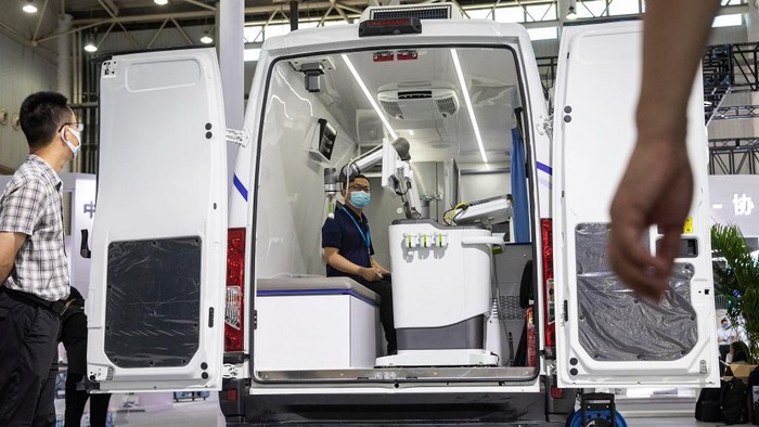WUHAN,CHINA - AUGUST 5: (CHINA OUT) Visitors look at a Tesla model during the 5th China International Industrial Design Expo in Wuhan International Expo Center on August 5,2022 in Wuhan, Hubei Province, China. The Expo held covers an area of 30000 square meters and 331 exhibitors. (Photo by Getty Images)