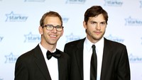 Ini Michael dan Ashton Kutcher. Saudara kembar sang aktor itu, Michael, diketahui didiagnosis mengidap cerebral palsy di usia 3 tahun dan menerima transplantasi jantung pada umur 13 tahun.  Foto: Istimewa