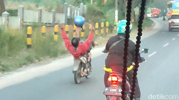 Aksi akrobatik pengendara motor di Pantura, Pasuruan naik motor sambil tiduran di jok nyetir pakai kaki