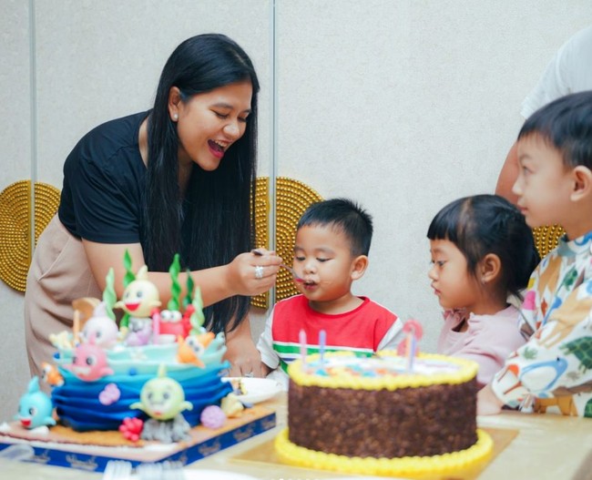 Perayaan ulang tahun Al Nahyan itu dilangsungkan secara sederhana. Dengan 2 kue ulang tahun yang sudah disediakan, sang anak tampak begitu bahagia. Dalam foto terlihat Kahiyang yang sedang menyuapi Al Nahyan. Foto: Instagram/@bobbynst