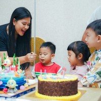 Perayaan ulang tahun Al Nahyan itu dilangsungkan secara sederhana. Dengan 2 kue ulang tahun yang sudah disediakan, sang anak tampak begitu bahagia. Dalam foto terlihat Kahiyang yang sedang menyuapi Al Nahyan. Foto: Instagram/@bobbynst