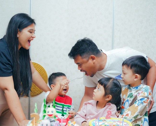 Al Nahyan juga terlihat menyuapi ayahnya usai momen potong kue. Sang kakak, Sedah Mirah dan sepupunya terlihat ikut menemani dengan berada di sampingnya. Foto: Instagram/@bobbynst