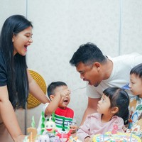 Al Nahyan juga terlihat menyuapi ayahnya usai momen potong kue. Sang kakak, Sedah Mirah dan sepupunya terlihat ikut menemani dengan berada di sampingnya. Foto: Instagram/@bobbynst