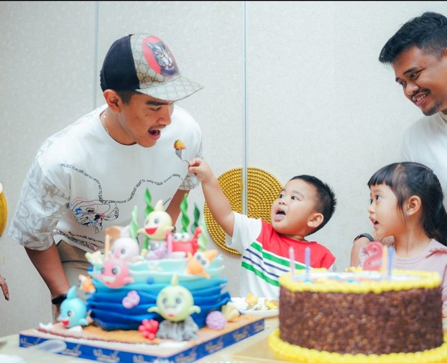 Kaesang yang merupakan paman Al Nahyan juga terlihat hadir dan mendapat kesempatan untuk disuapi oleh anak kedua Kahiyang dan Bobby itu. Kaesang tampil santai dengan mengenakan kaos putih dan topi di kepalanya. Foto: Instagram/@bobbynst