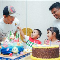 Kaesang yang merupakan paman Al Nahyan juga terlihat hadir dan mendapat kesempatan untuk disuapi oleh anak kedua Kahiyang dan Bobby itu. Kaesang tampil santai dengan mengenakan kaos putih dan topi di kepalanya. Foto: Instagram/@bobbynst