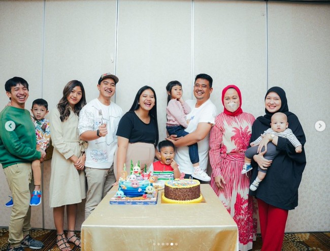 Tak hadir sendiri, rupanya Kaesang mengajak sang kekasih, Erina Gudono. Erina pun tampak berfoto bersama keluarga Kaesang yang hadir di acara ulang tahun anak Kahiyang. Penampilan keduanya pun berhasil mencuri atensi. Foto: Instagram/@bobbynst
