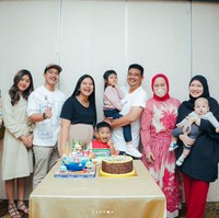Tak hadir sendiri, rupanya Kaesang mengajak sang kekasih, Erina Gudono. Erina pun tampak berfoto bersama keluarga Kaesang yang hadir di acara ulang tahun anak Kahiyang. Penampilan keduanya pun berhasil mencuri atensi. Foto: Instagram/@bobbynst