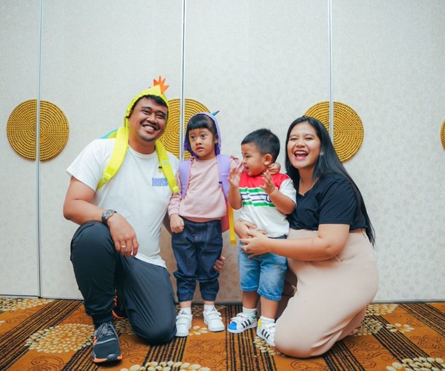 Dalam momen perayaan ulang tahun itu juga terlihat perut Kahiyang Ayu yang sudah semakin besar. Kahiyang sendiri diketahui saat ini sedang mengandung anak ketiganya bersama Bobby Nasution. Foto: Instagram/@bobbynst