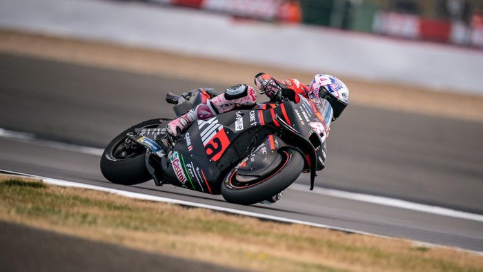 NORTHAMPTON, ENGLAND - AUGUST 05: Aleix Espargaro of Spain and Aprilia Racing rides during the free practice session of the MotoGP Monster Energy British Grand Prix at Silverstone Circuit on August 05, 2022 in Northampton, England. (Photo by Steve Wobser/Getty Images)