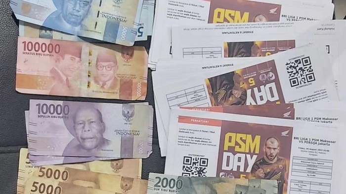 Barang bukti tiket palsu PSM Makassar beserta uang hasil transaksi.