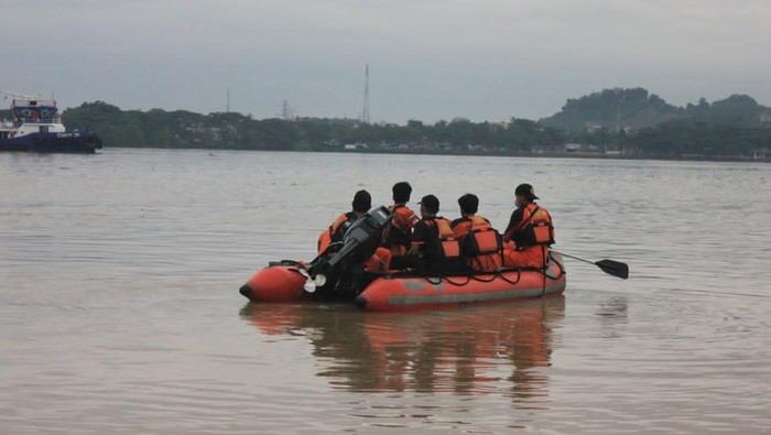 Basarnas melakukan pencarian di sungai Mahakam, Samarinda, Kaltim.