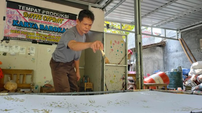 Penyandang disabilitas Desa Pucung Kecamatan Kismantoro Wonogiri membatik ciprat.