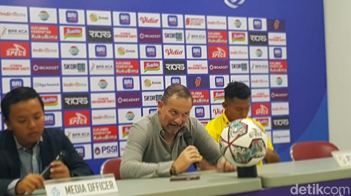 dejan antonic Pelatih Barito Putera Dejan Antonic.