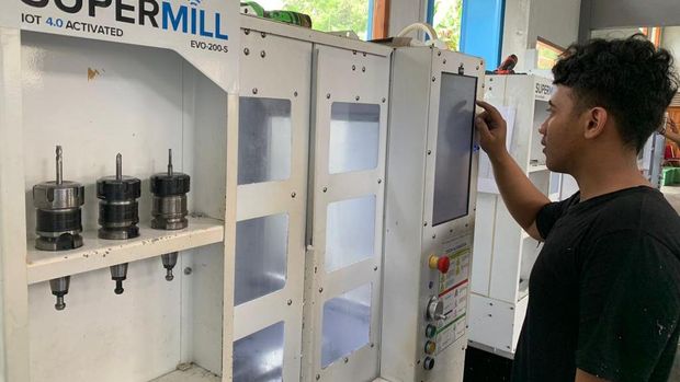 Seorang pria asal Kota Salatiga bernama Arfian Fuadi (36) memiliki Industri Kecil Menengah (IKM) berbasis teknologi bernama Dtech-Engineering.